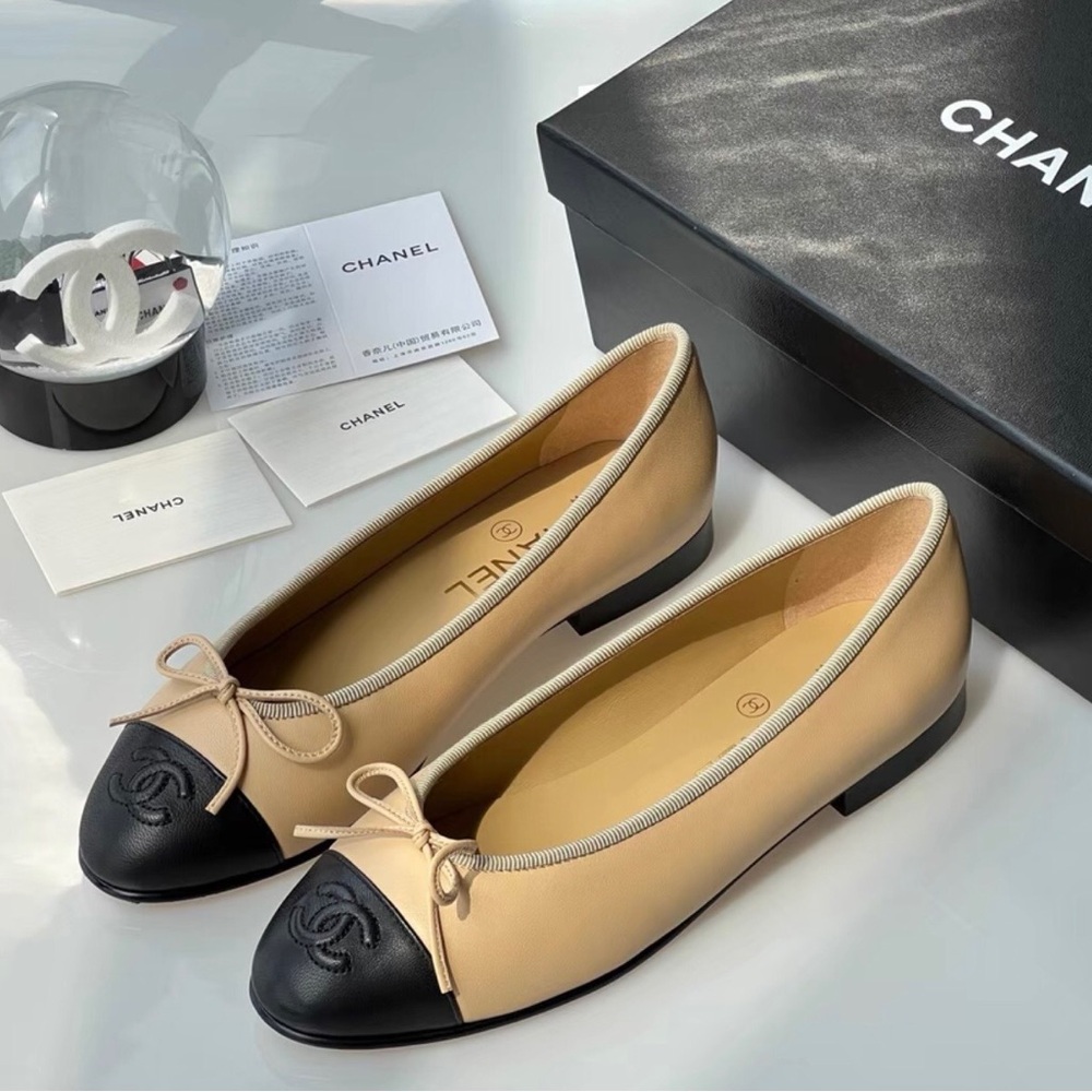 CHANEL Two-Tone Beige and Black Cap-Toe Ballet Flats - Picture 2 of 8